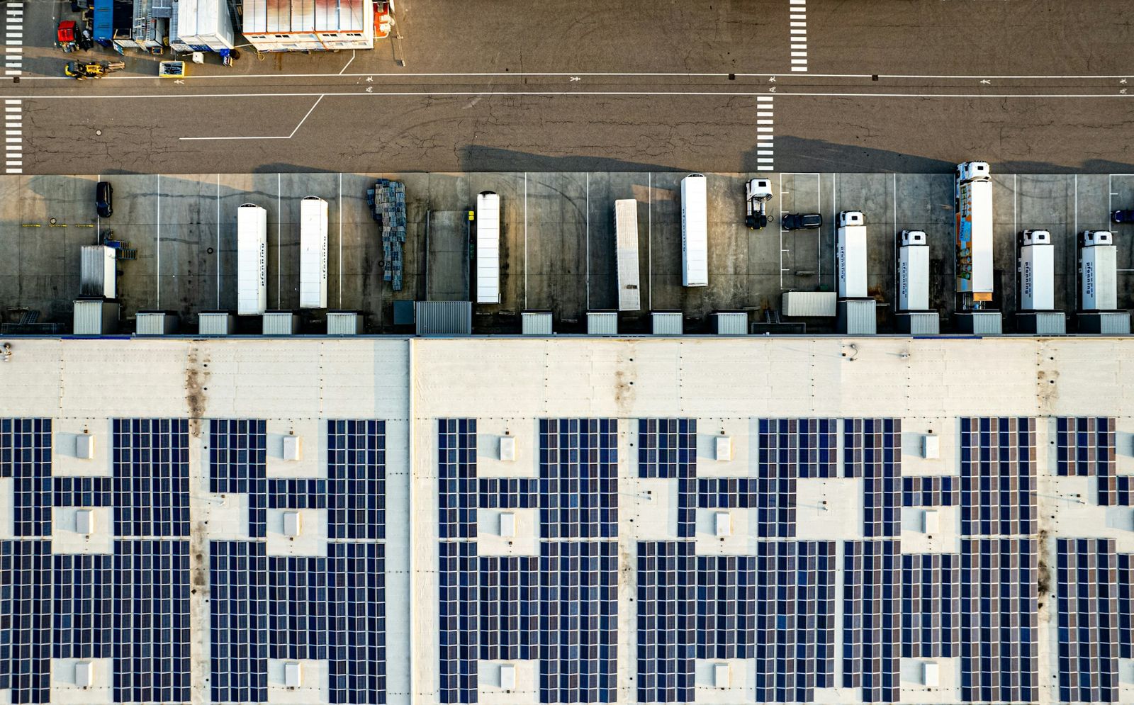 Photovoltaikanlage auf dem Dach eines Logistikzentrums, von oben