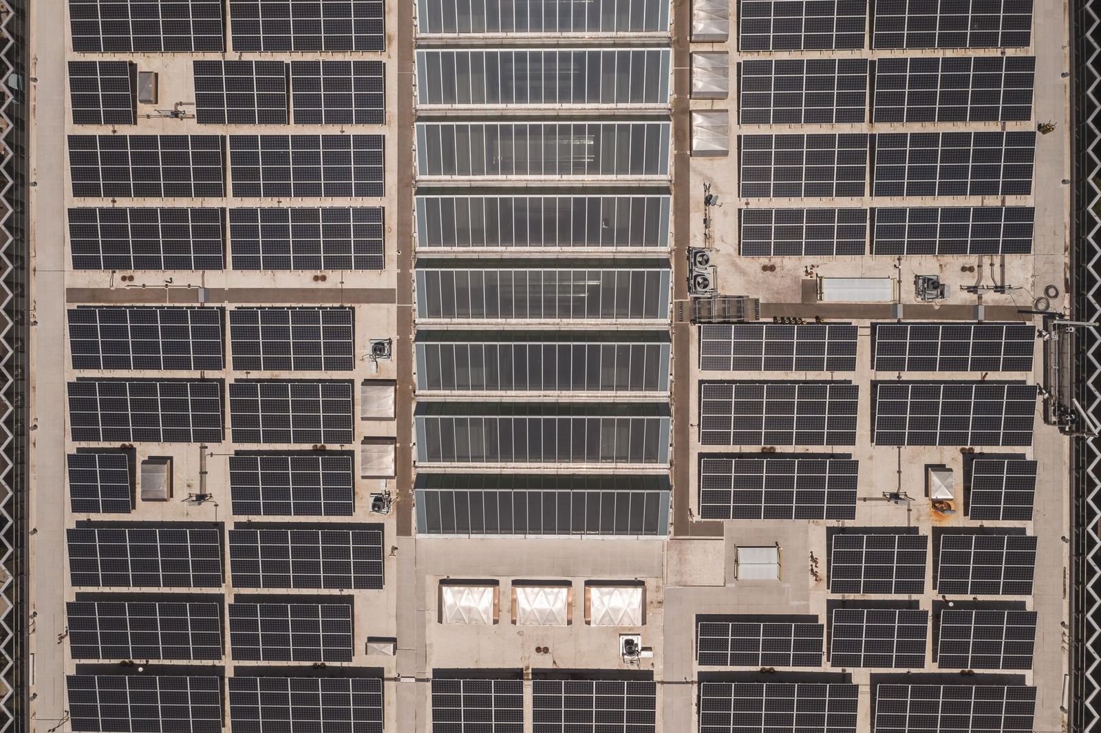 Modernes Gebäude mit Photovoltaikanlage auf dem Dach