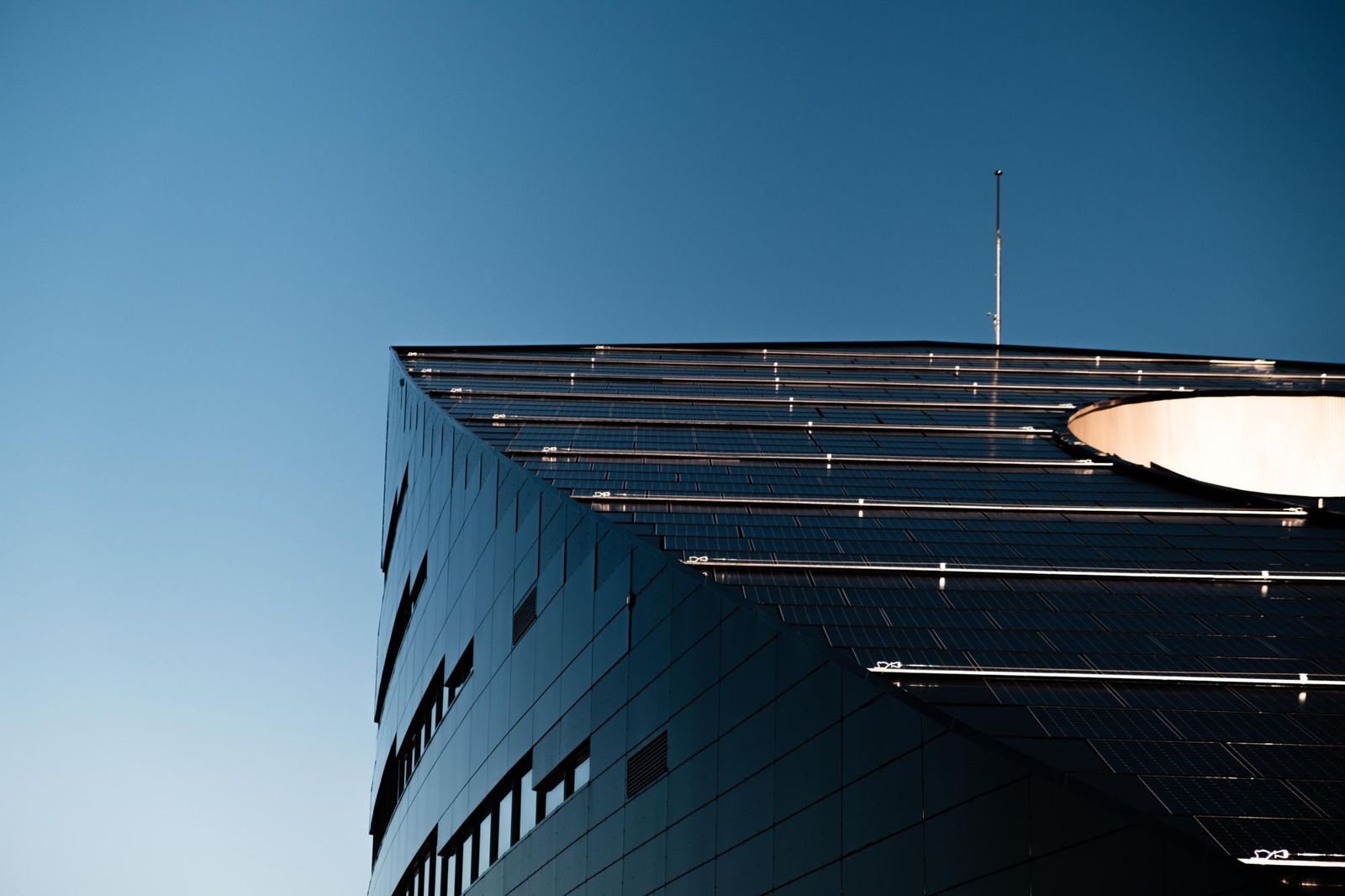 Moderne Fassade mit Solarmodulen